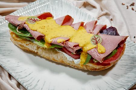 Брускетта с пастрами