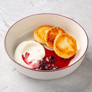 Сырники со сметаной и вареньем на выбор