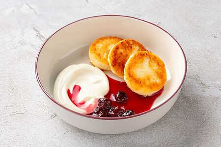 Сырники со сметаной и вареньем на выбор