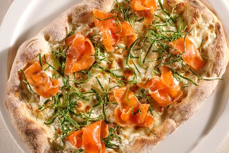 Римская пицца с лососем и сливочным сыром