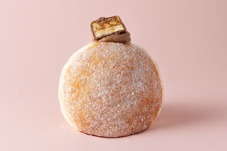 Пончик Сникерс 