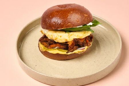 Булочка с беконом и лисичками