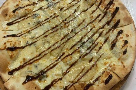 Пицца с грушей и сыром дорблю