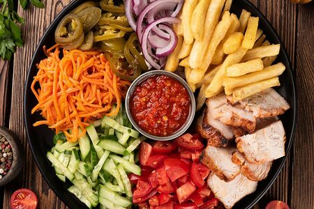 Шаверма на тарелке с аджикой