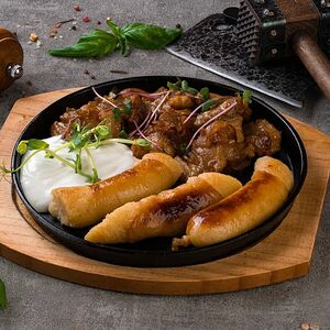 Картофельные колбаски, запечённые в печи, с луком и горчичным соусом