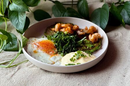 Оладьи из кабачков с креветками, жареным яйцом и голландским соусом