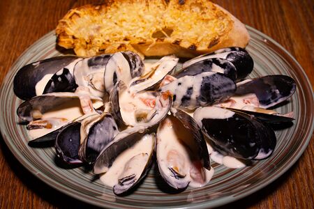 Мидии в сливочно-чесночном соусе