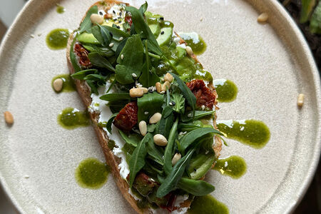 Тост с авокадо и творожным сыром