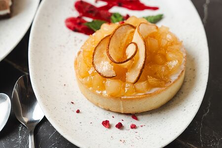 Тарт с миндальным кремом и карамельной грушей