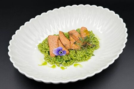 Орзо с лососем и песто