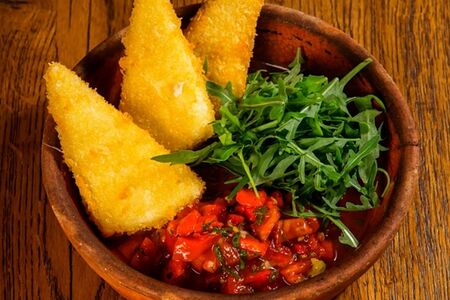 Жареный сулугуни в хрустящей корочке