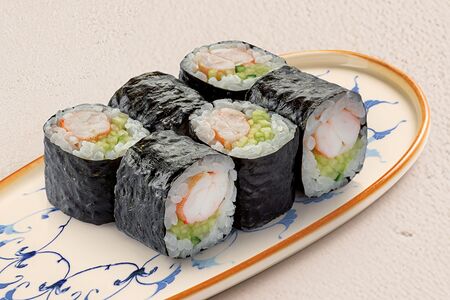 Ролл с креветкой и огурцом