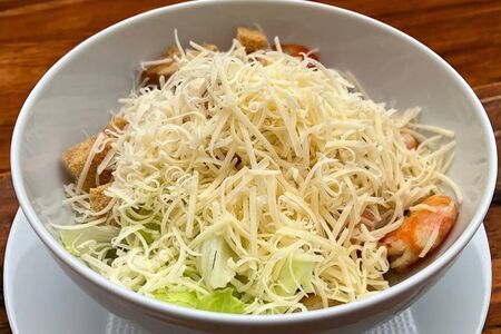 Салат с креветками под соусом Цезарь