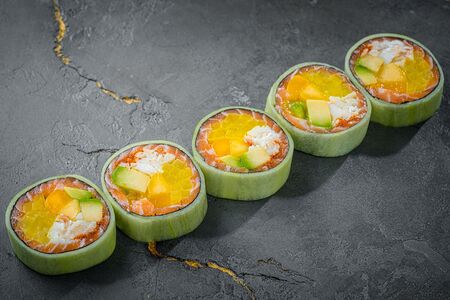 Сашими ролл Краб, Манго и Лосось