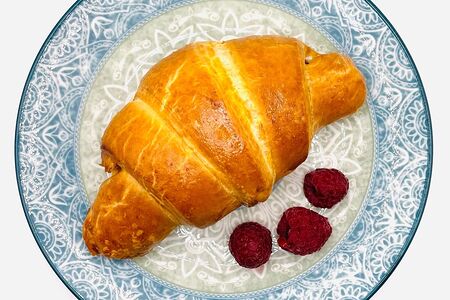 Круассан с джемом из клубники