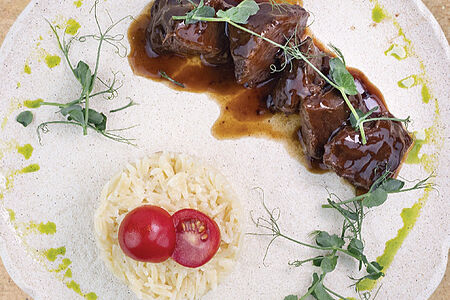 Томленые говяжьи щечки с пастой орзо 