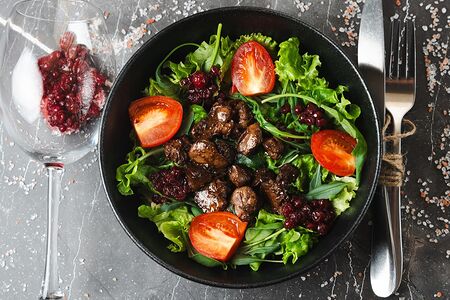 Салат с куриной печенью и брусникой