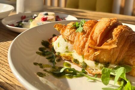 Круассан с моцареллой