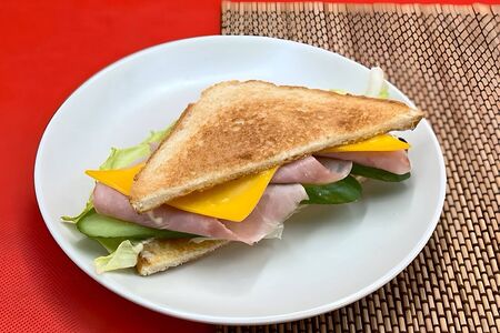 Сэндвич с ветчиной и сыром