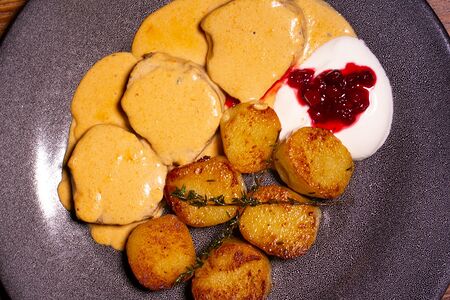 Свинина в соусе свичкова с печеным кнедликом