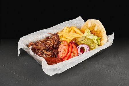 Шварма на тарелке - рваная говядина