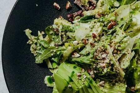 Зелёный салат с авокадо