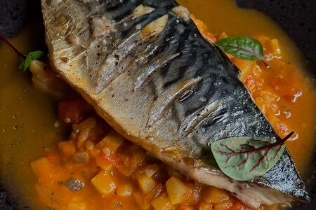 Филе скумбрии с соте из фермерских овощей