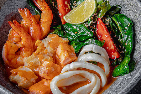 Морепродукты в соусе Том Ям