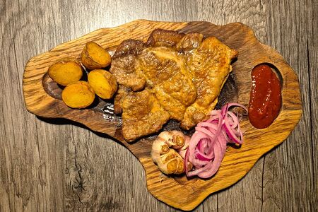 Стейк из cвинoй шеи