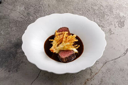 Говядина с соусом из черного чеснока