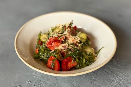 Грузинский салат из свежих овощей с ореховой заправкой