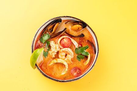 Том ям королевский с морепродуктами