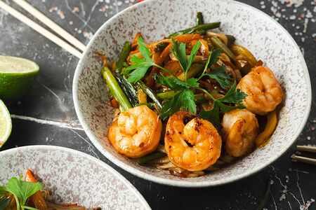 Лапша удон с обжаренными креветками