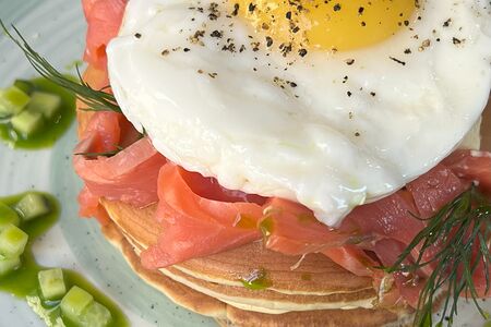 Панкейки с лососем, яйцом и соусом голландез. 