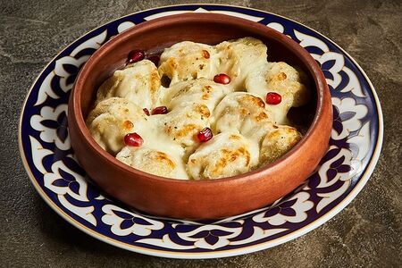 Грузинские пельмени в сметанном соусе под сыром сулугуни