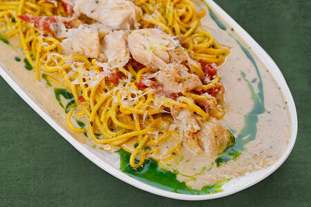 Спагетти с курицей и соусом песто