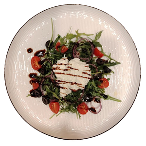 Салат со страчателлой и маслинами