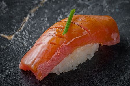 Суши Тунец Блюфин опаленный