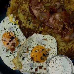 Драники с беконом, яйцом и сметаной