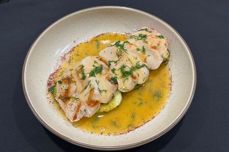 Куриная грудка су-вид и молодой кабачок на гриле