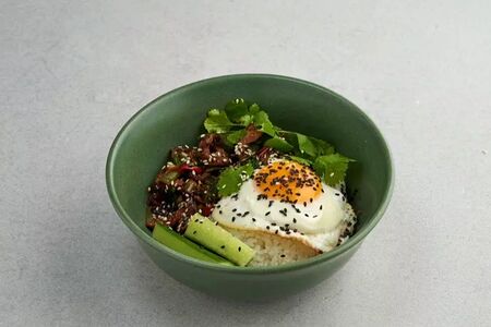 Пад Гапрао со свежим базиликом с говядиной