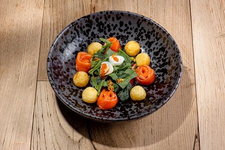 Салат с лососем