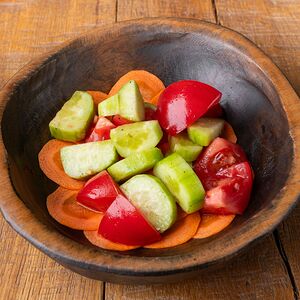 Салат из свежих овощей с маслом