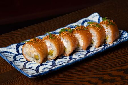 Ролл с креветкой темпура, лососем и манго