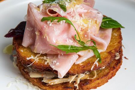 Картофельные драники с ветчиной и грибами