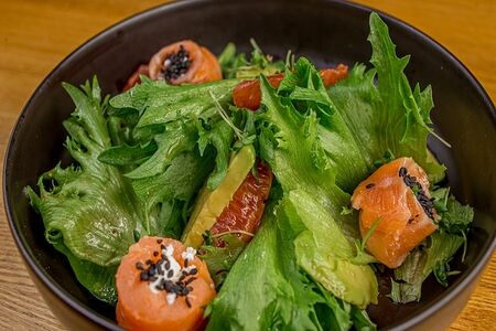 Салат с чилийским лососем