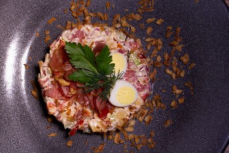 Салат с копчеными колбасками и беконом