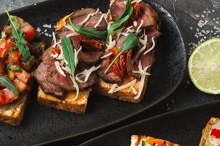 Бриошь с ростбифом