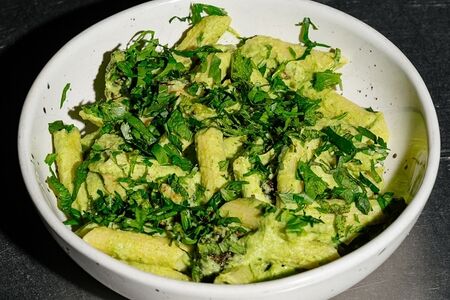 Пенне с кремом брокколи, пряными травами и лаймом