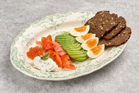 Завтрак с форелью, авокадо и красной икрой